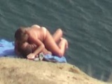 Pareja nudista follando en la playa