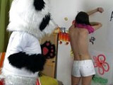 Su novio se viste de oso panda para follarla