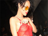 La sexy Rihanna marcando pezones a saco